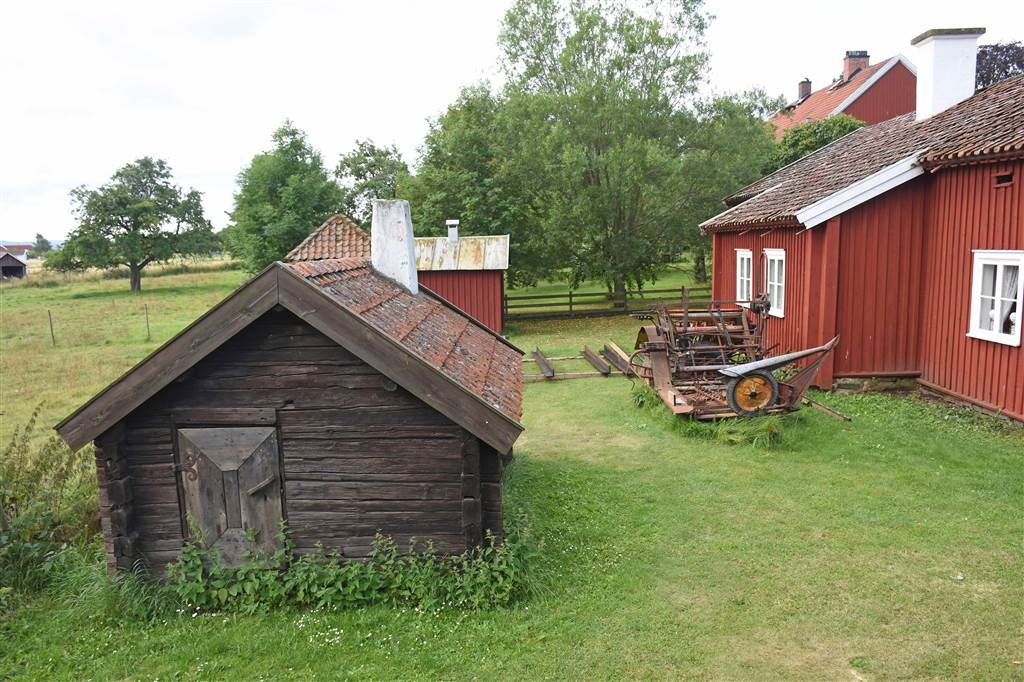 Bakom hembygdsgården finns kokhuset och spruthuset men också tillfälligt en gammal självbindare och nytjärade hängrännor till hembygdsgården